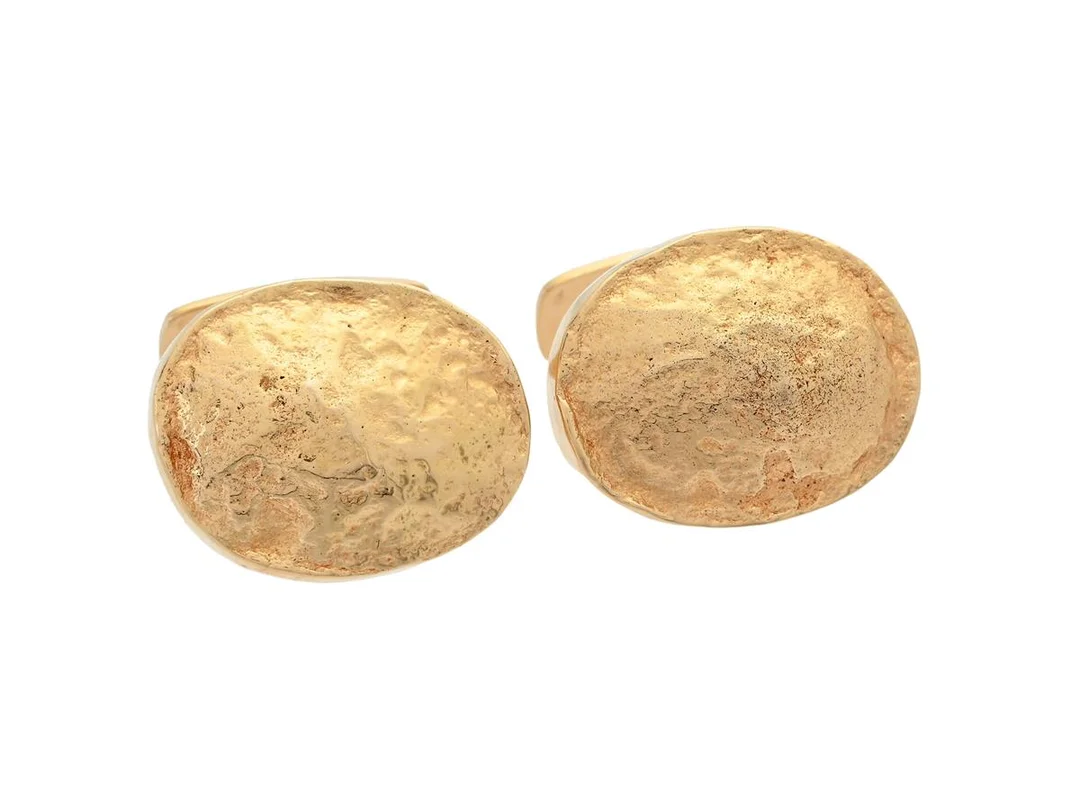 CLAES GIERTTA, manschettknappar, 18K guld, arbetad yta, Stockholm 1968, vikt 42,3 g, etui. (d) — Smycken/Manschettknappar — Kaplans