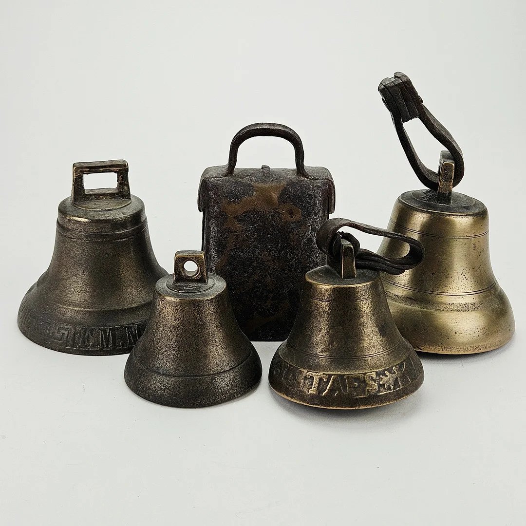KLOCKOR, 5 st, bland annat malm, 1900-tal. — Miscellaneous — Auktionshuset Thörner & Ek