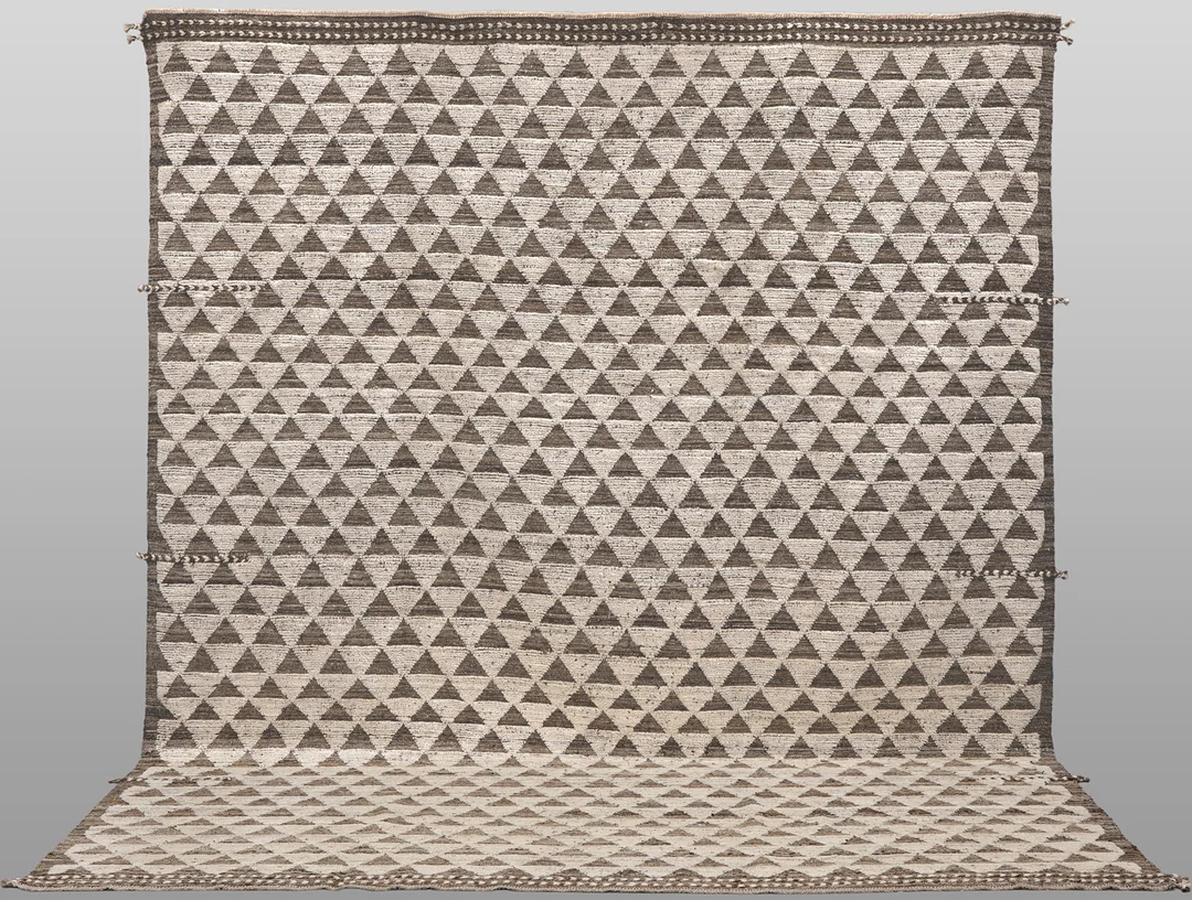 ORIENTMATTA, marockansk design, dekor av tofsar, ca 290 x 253 cm. — Oriental Carpets & Textiles — Skandia Auktion