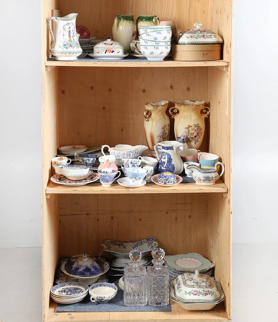 A LARGE COLLECTION OF CERAMICS, TO INCLUDE VILLEROY & BOCH, WEDGWOOD ETC (QTY). — European — Bishop & Miller