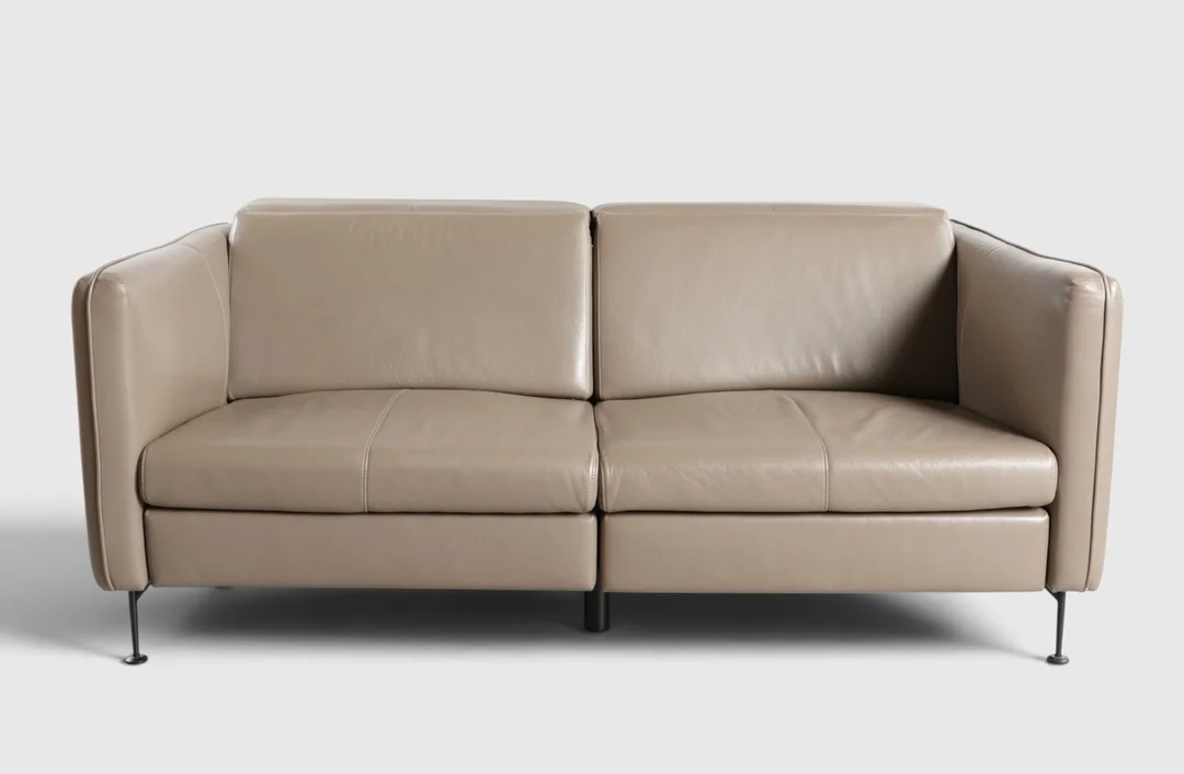 BOCONCEPT. To pers. sofa grå. Kan slåes som ud flyder med nakkepude og støtte til ben. Mærket BoConcept. — Sofas & Seatings — Woxholt Auktionshus