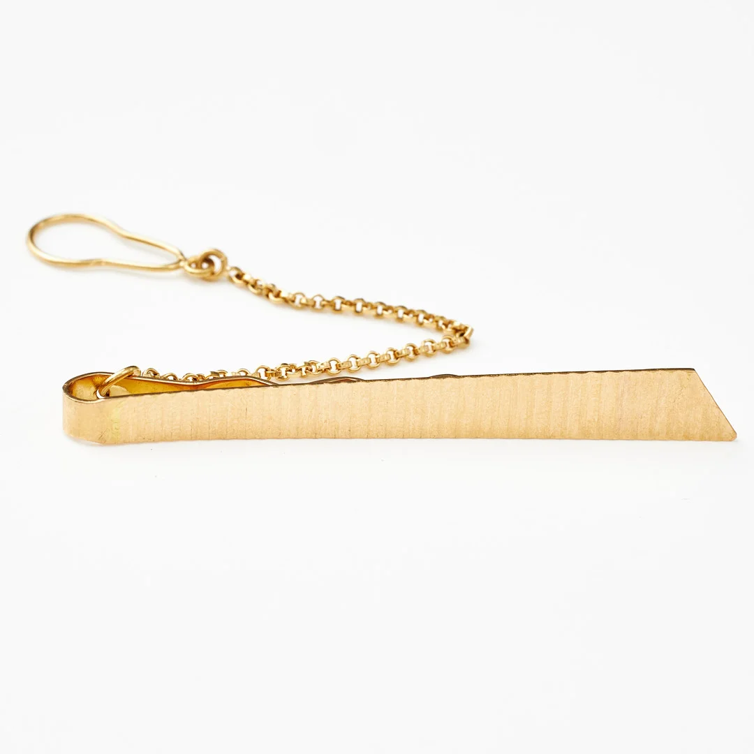 SLIPSHÅLLARE, 18 k guld, räfflad dekor, Arezzo/Italien, italiensk kontrollstämpel. — Cufflinks & Tie Pins — Stockholms Auktionsverk Magasin 5
