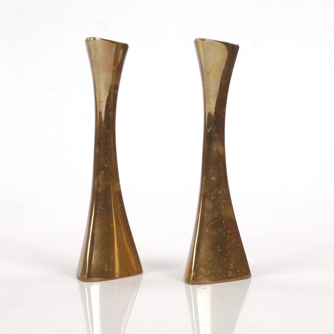 KARL ERIK YTTERBERG. Ljusstakar, ett par, mässing, signerade KEY. — Candlesticks — Auktionsfirma Kenneth Svensson i Kalmar