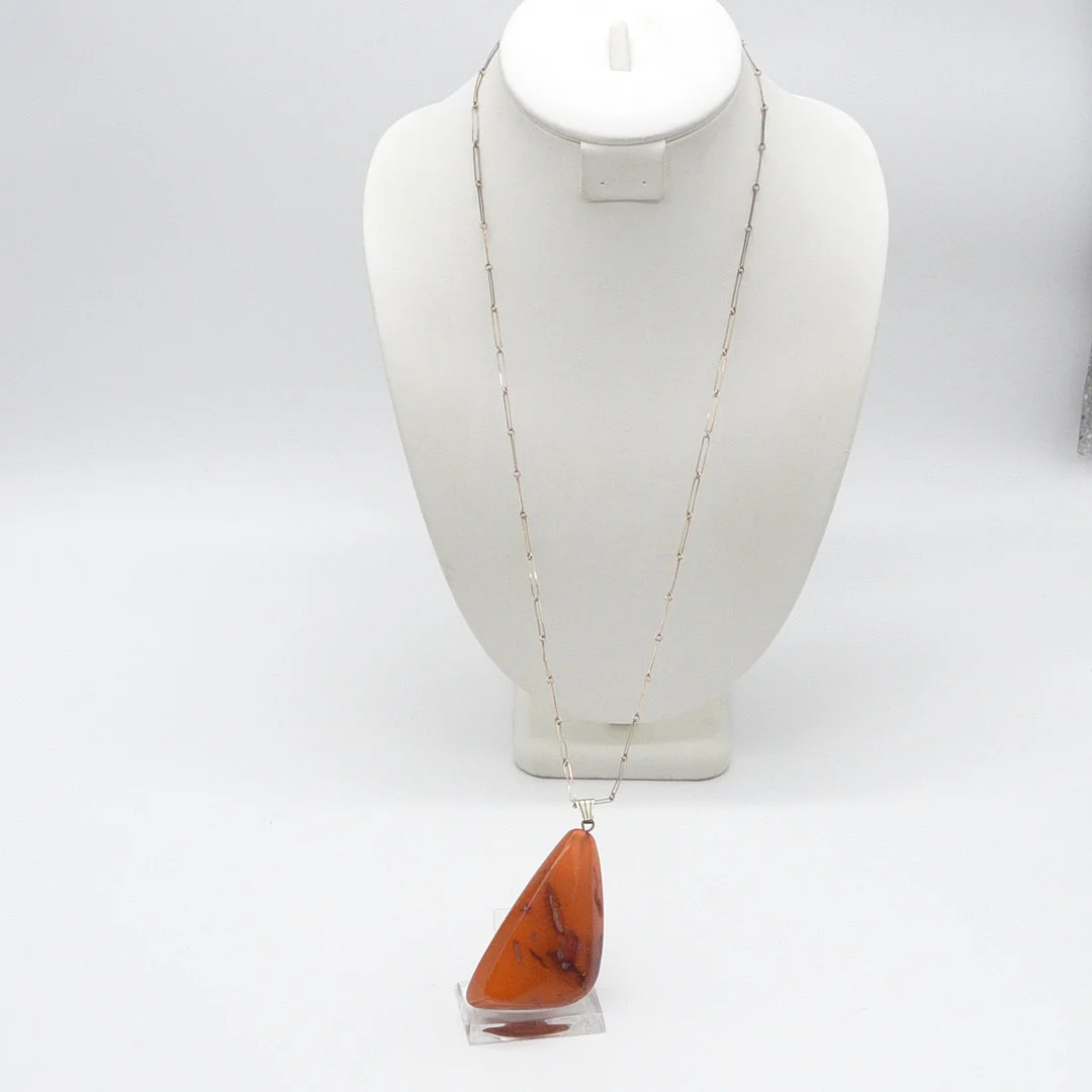 DESIGNERCOLLIER MIT GROSSEM BERNSTEIN, KETTE AUS 835ER SILBER, "KH", 20. JAHRHUNDERT. — Necklace — Kunst- und Auktionshaus Kleinhenz
