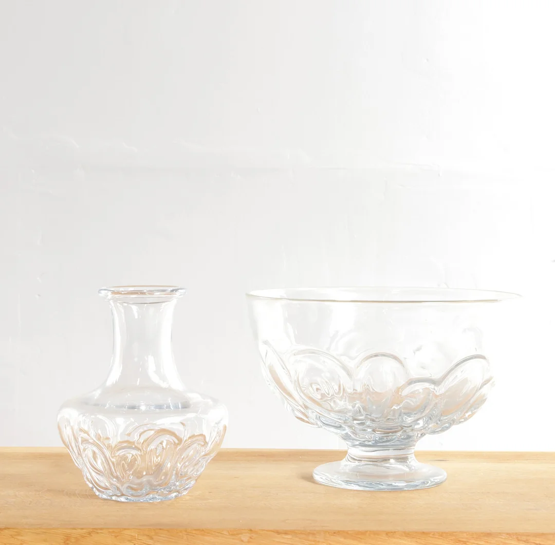 KASTRUP-HOLMEGAARD. "Banquet", fogliet og skål af klart glas, korpus med dekoration. Formgivet i 1975. Udført hos Kastrup-Holmegaard Glasværk, Danmark (2). — Art glass — Woxholt Auktionshus