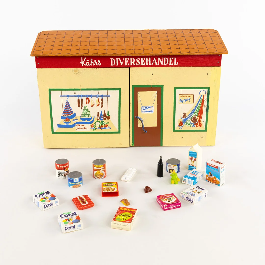 LANTHANDEL, "Kährs Diversehandel". — Dolls & Teddybears — Karljohan Auktioner
