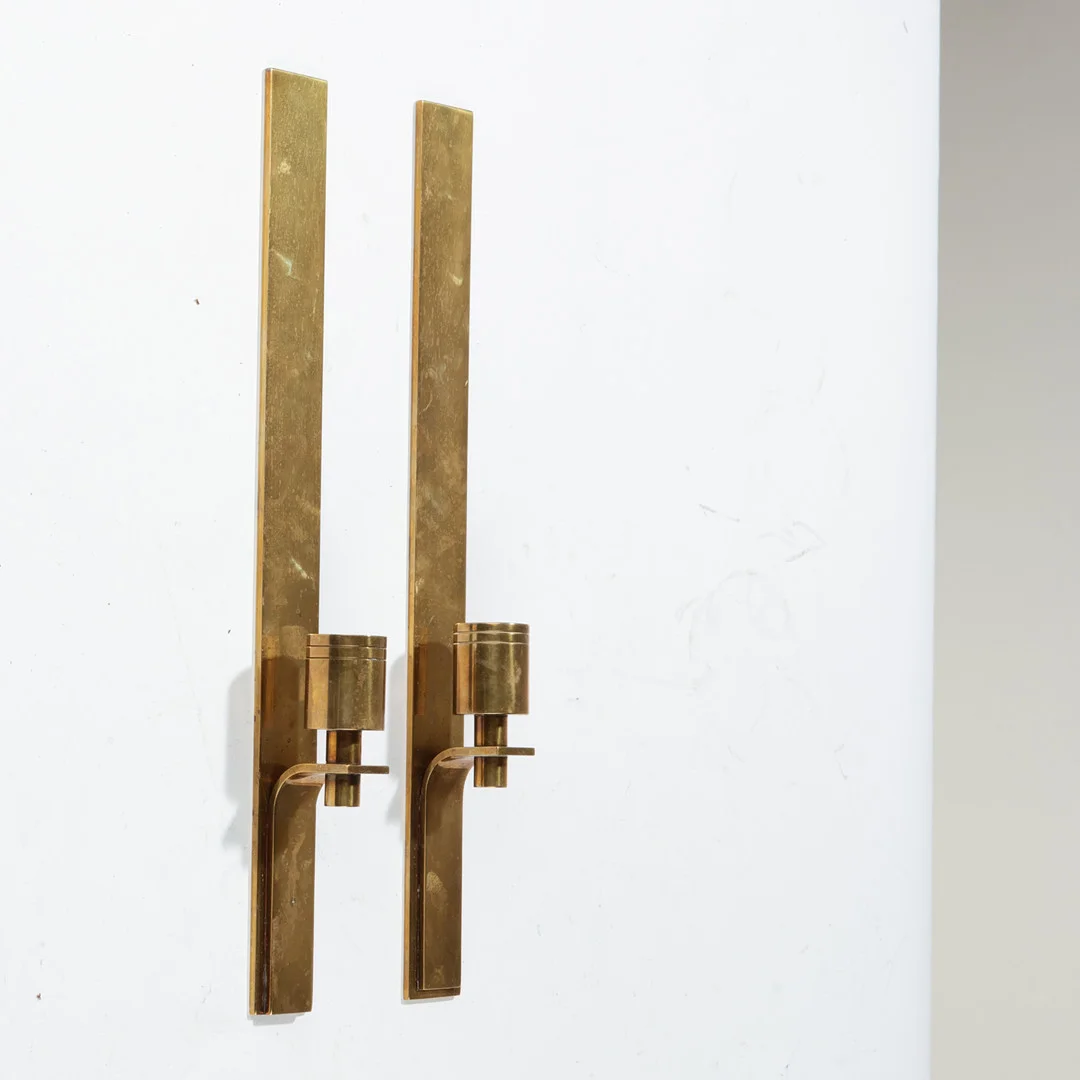 DANPRESENT LDT: A pair of elongated wall sconces in solid brass with a sturdy design, Denmark, 1960s/70s, (2). — Candlesticks — Palsgaard Kunstauktioner