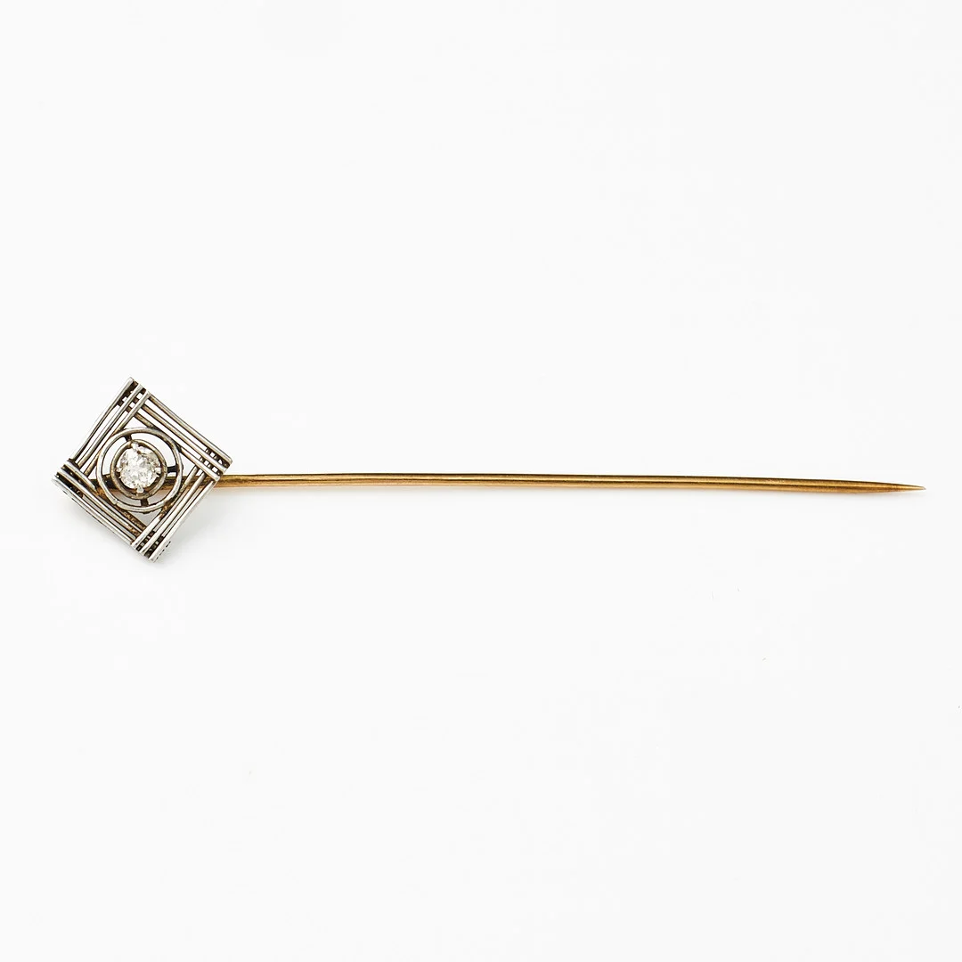 KRÅSNÅL, 14 k röd/vitguld, dekor med gammalslipad diamant ca 0,12 ct. — Cufflinks & Tie Pins — Stockholms Auktionsverk Magasin 5