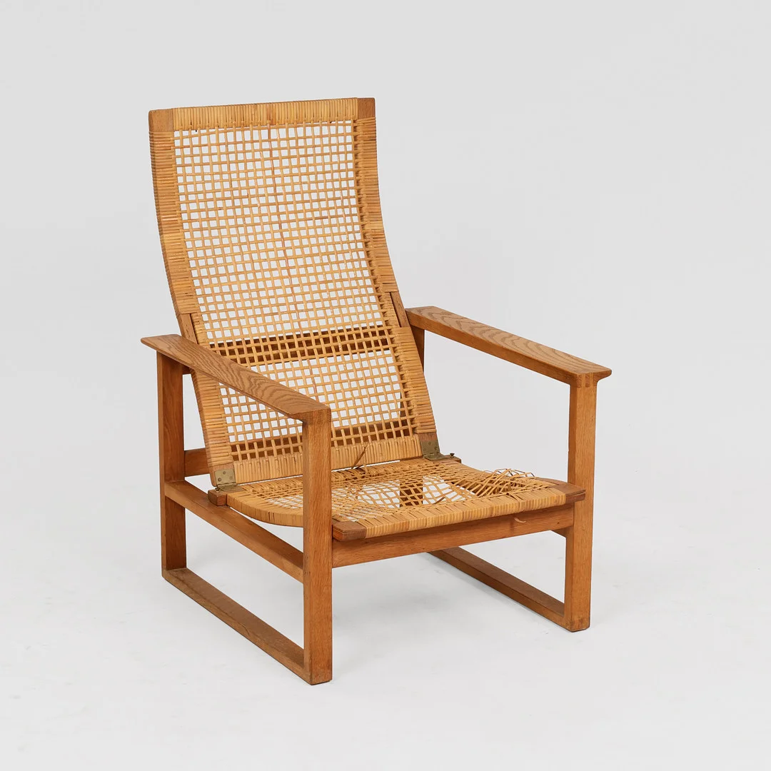 BØRGE MOGENSEN (1914–1972). "Slædestol" med høj ryg af eg og sjeneflet, Fredericia Stolefabrik, Model 2254, Danmark, formgivet 1956-1957. — Armchairs & Chairs — Palsgaard Kunstauktioner