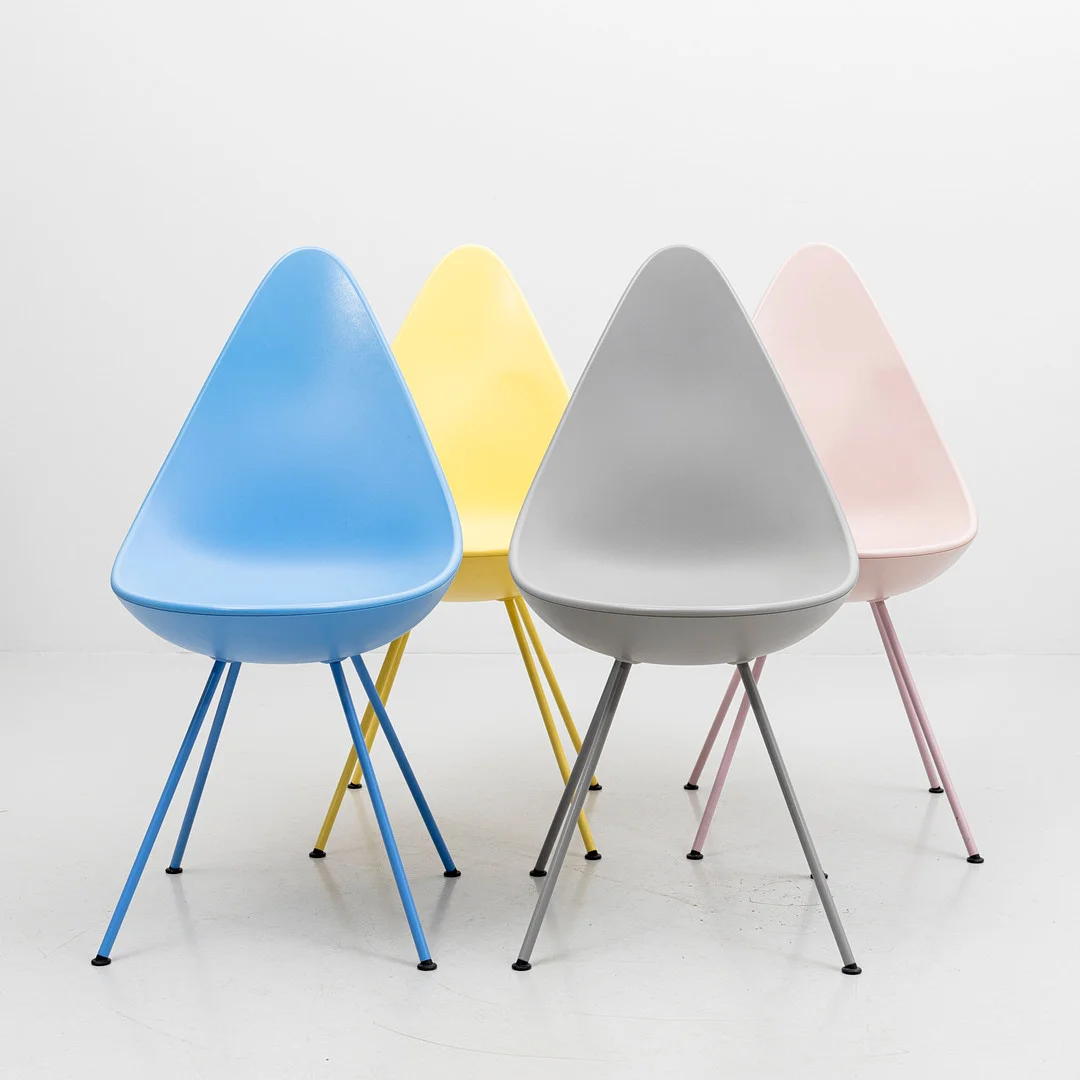 ARNE JACOBSEN. Stolar, 4 st, "Droppen", etikettmärkta, Fritz Hansen. — Armchairs & Chairs — Auktionshuset Kolonn