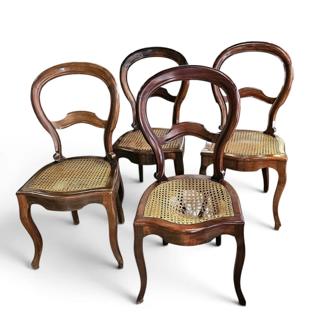 Juego de 4 sillas isabelinas de respaldo ovalado en madera. Asiento de rejilla. — Armchairs & Chairs — Arce Auctions