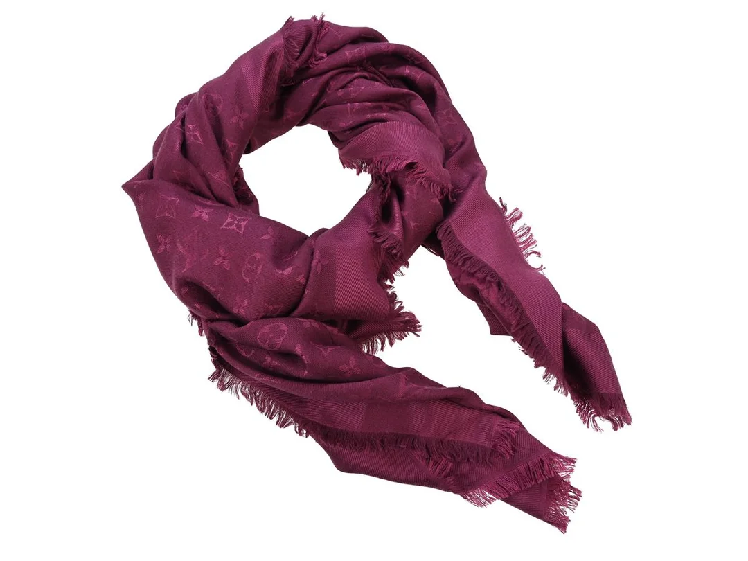 SCARF, LOUIS VUITTON, Monogram Classic Shawl, 60% siden, 40% ull, ca 140x140 cm, lila, kvitto från 2019, tråddragning. — Accessoarer/Scarves — Kaplans