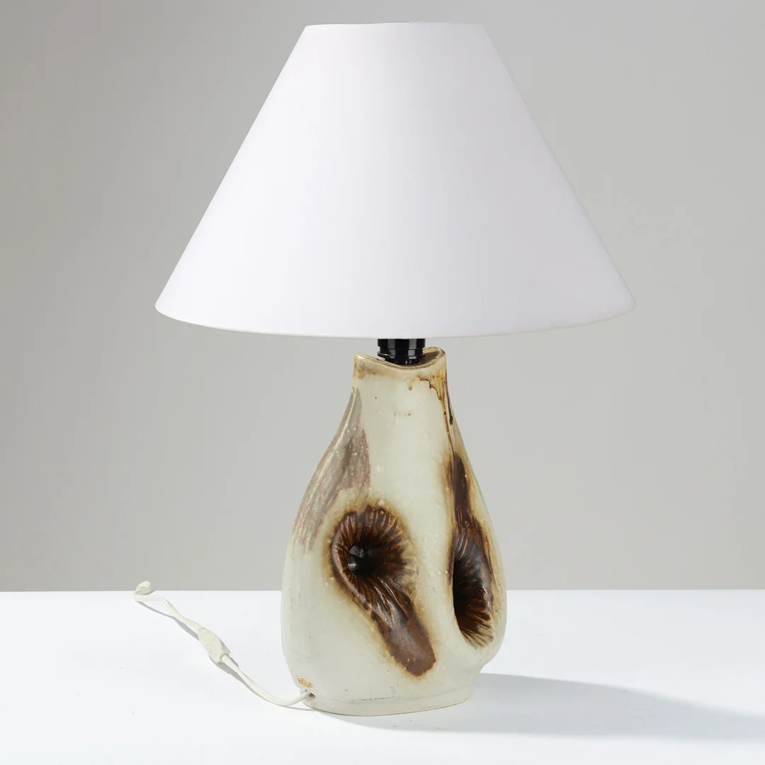 AXELLA: Skulpturel bordlampe af glaseret stentøj med perforeringer, model 990, Danmark, 1970'erne. — Table Lamps — Palsgaard Kunstauktioner