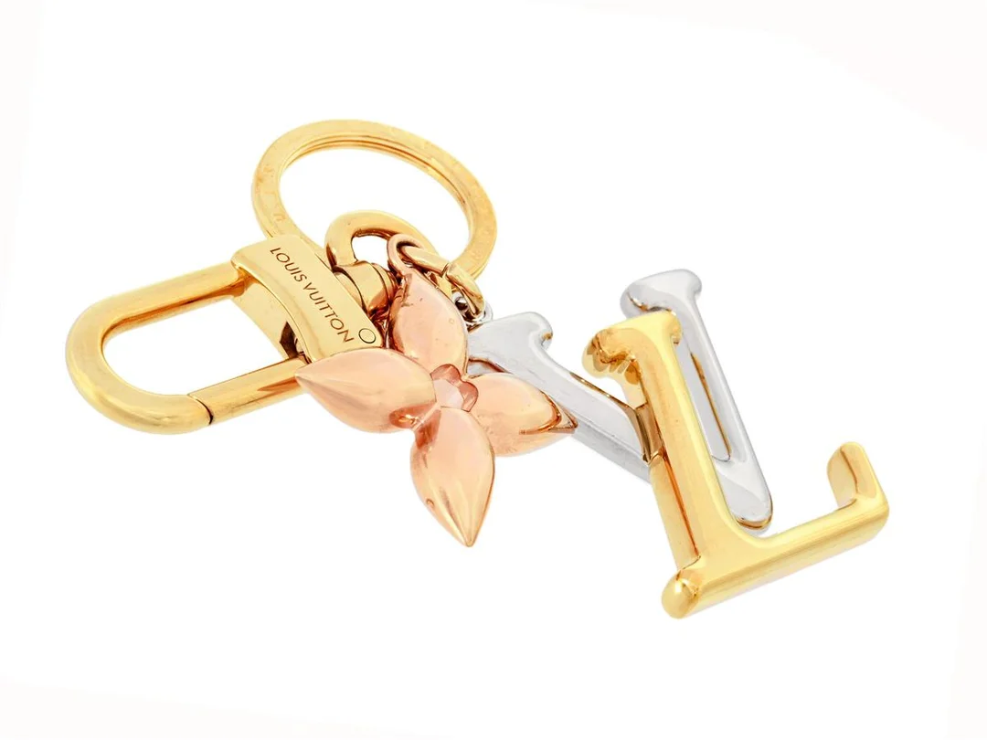 NYCKELRING, LOUIS VUITTON, Charm Keyring Porte Clé LV New Wave, guld, rosé, silverfärgad metall, längd 10x4 cm, dustbag, kartong. — Accessoarer/Nyckelringar — Kaplans