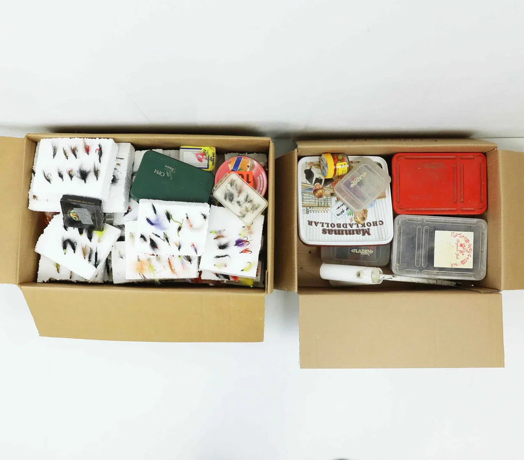 FISKEUTRUSTNING, parti, Flugfiske, drag och material. — Fishing equipment — Hälsinglands Auktionsverk