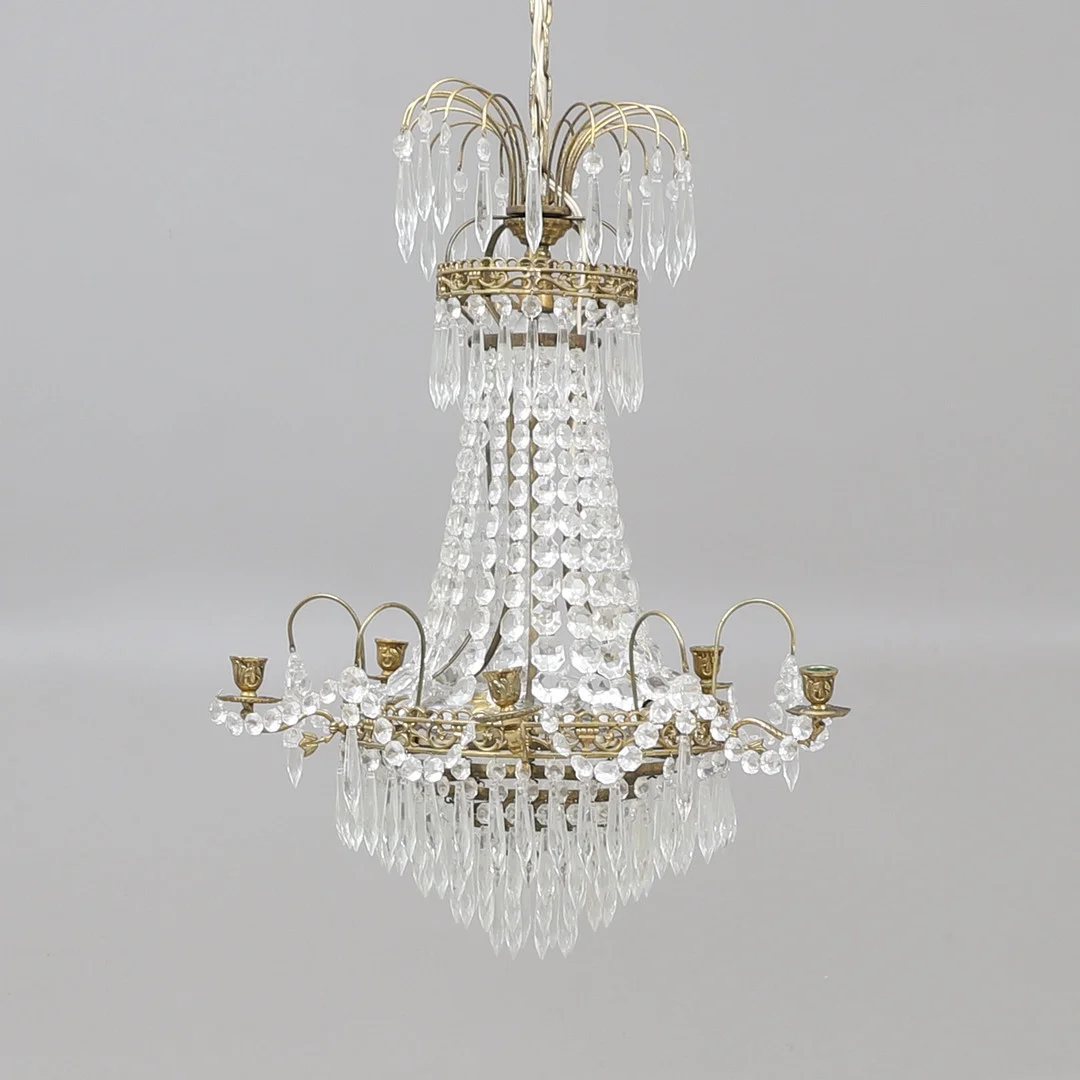 LJUSKRONA, mässing med prismor, 1900-tal. — Ceiling lights — RA Auktionsverket Norrköping