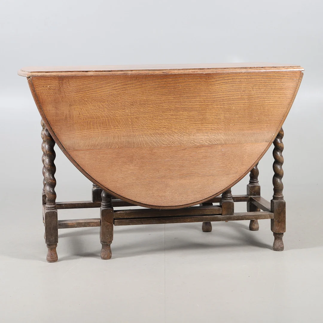 A 1930'S OAK GATELEG TABLE. — Tables — Lawrences Auctioneers
