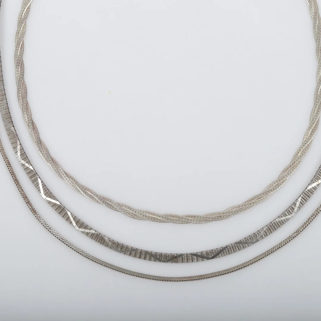 COLLIERER, 3 stycken, halvstela länkar, silver. — Necklace — Helsingborgs Auktionskammare