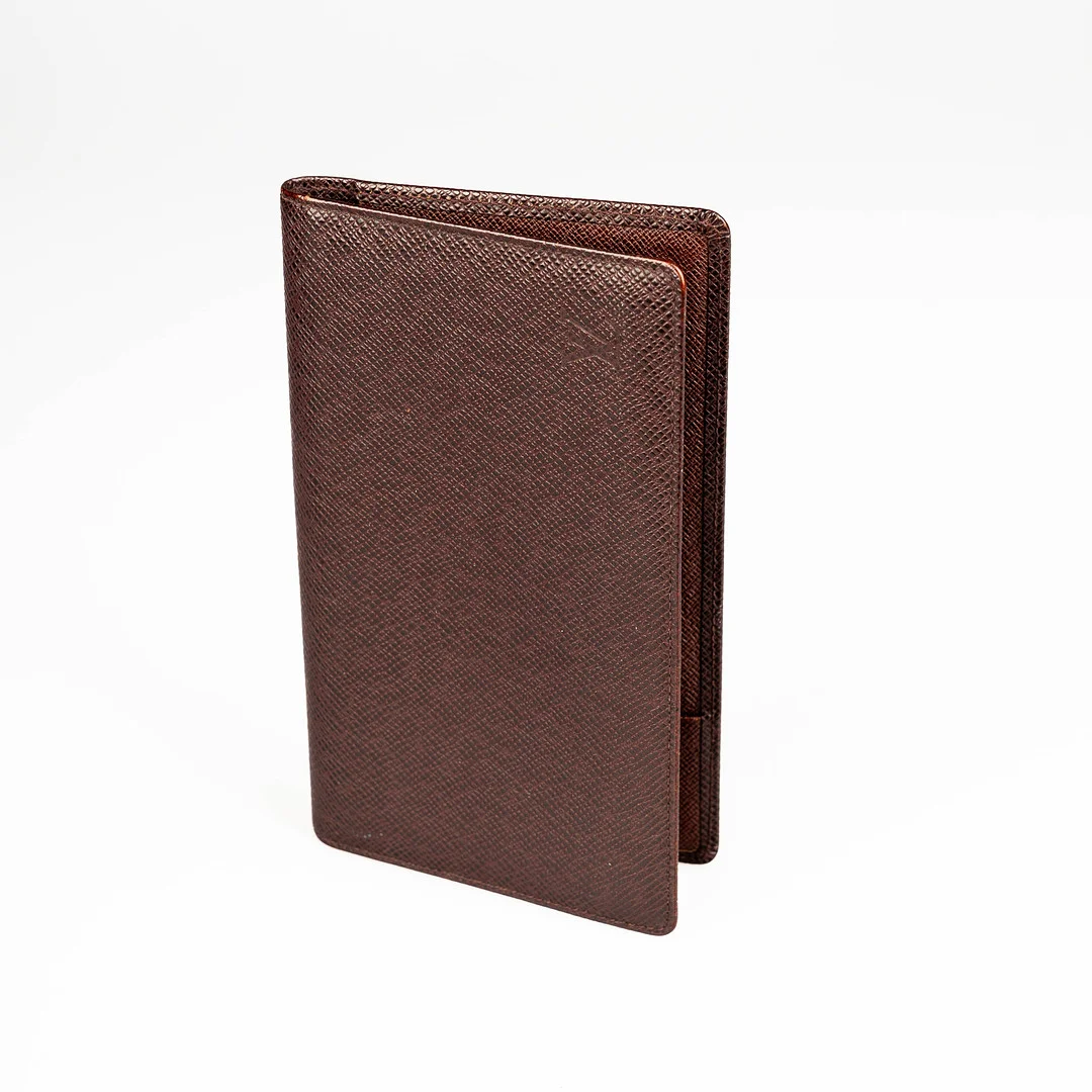 LOUIS VUITTON. Plånbok, "Taiga Long Bifold Wallet Brown". — Vintage & Designer Fashion — Norrlands Auktionsverk