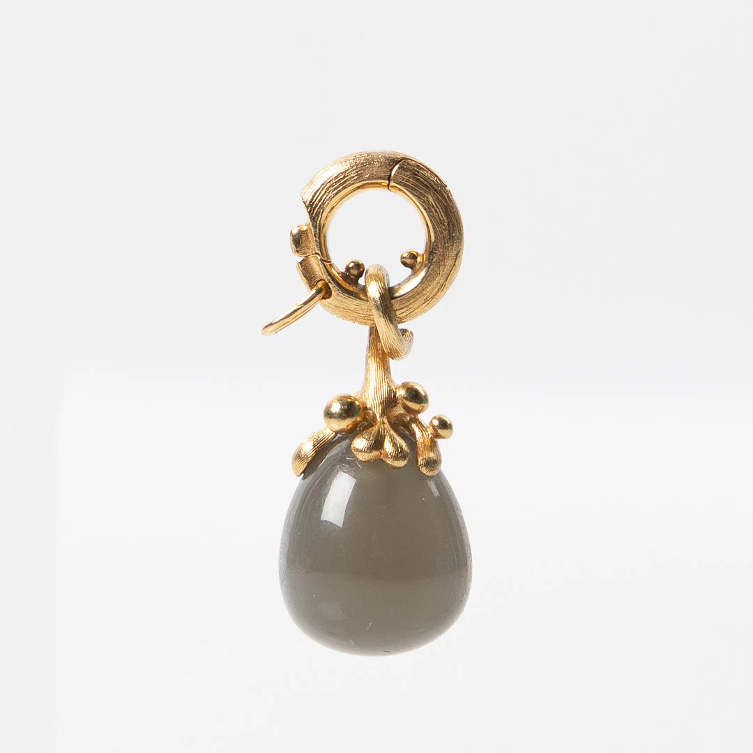 CHARLOTTE LYNGGAARD, berlock, Sweet drop', 18K guld, rökkvarts. — Brooches & Pendants — Stockholms Auktionsverk Helsingborg