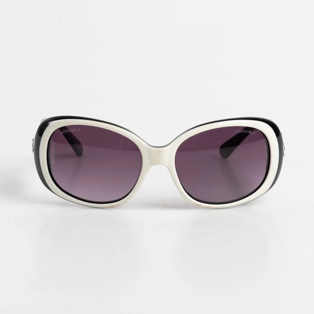 CHANEL, "Camellia Flower Sunglasses-5113", omkring 2006-2007. — Vintage & Designer Fashion — Stockholms Auktionsverk Helsingborg