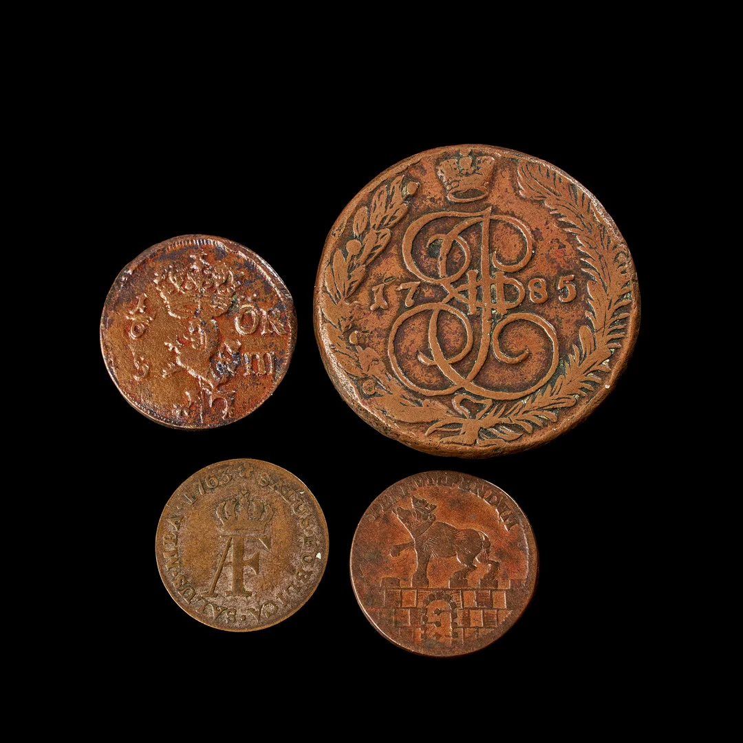KOPPARMYNT, 4 st, Ryssland 5 kopek 1785, Sverige 2 öre silvermynt 1686, 3 pfenning 1753, 1 riksdaler 1690. — Coins & Banknotes — Stockholms Auktionsverk Sickla