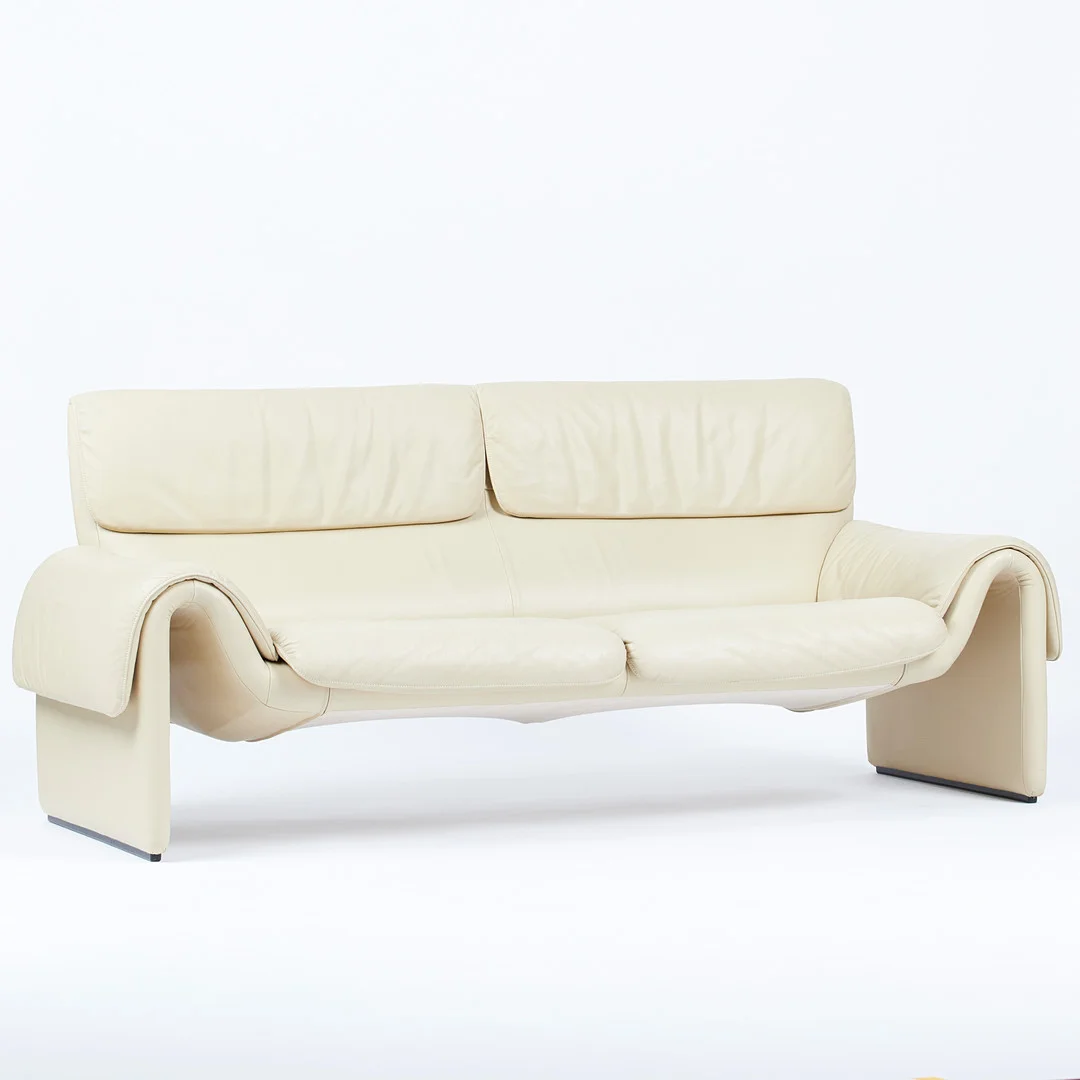 DE SEDE. Zweisitzer-Sofa, Modell 'DS-2011', Stahl, Leder, Entwurf 1985, Schweiz. — Sofas & Seatings — Stockholms Auktionsverk Köln