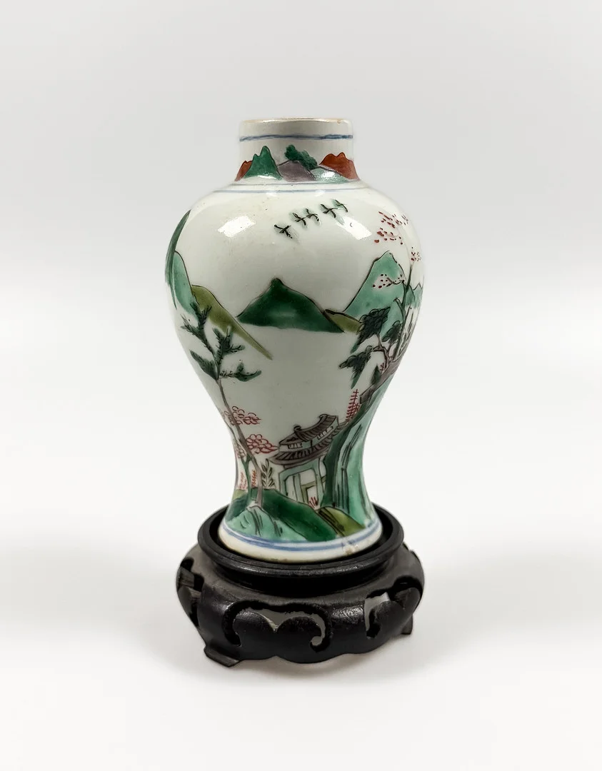 VAS, porslin, Famille Verte, K´ang Hsi (1622-1722). — Ceramics & Porcelain — Auktionshuset STO Bohuslän