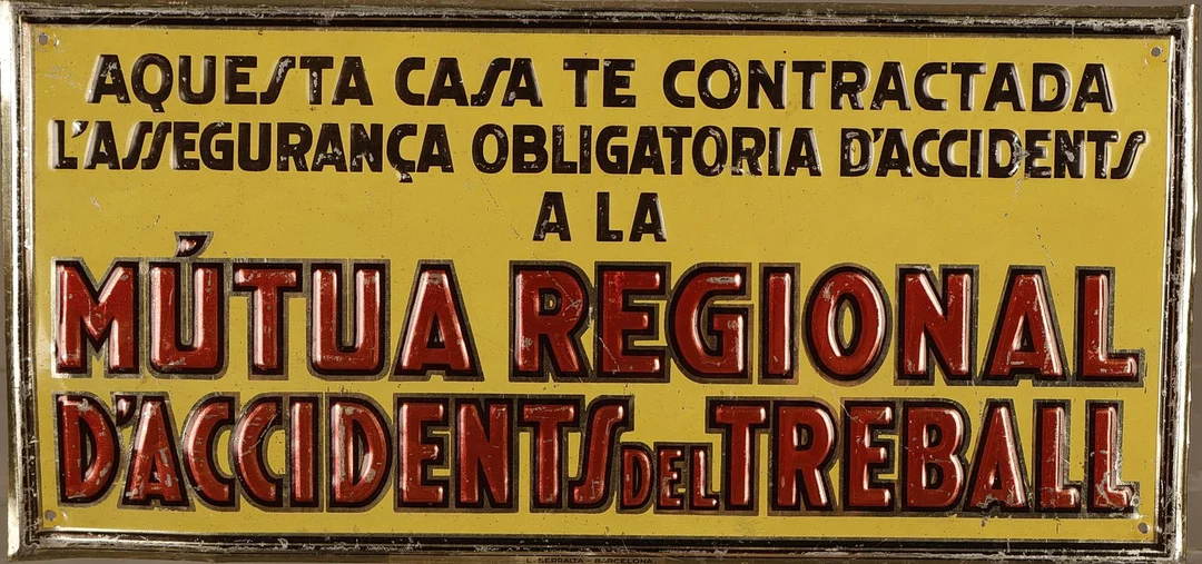 Mútua Regional d'Accidents del Treball, placa publicitaria en hojalata estampada y pintada. — Other collectables — Barcelona Auctions