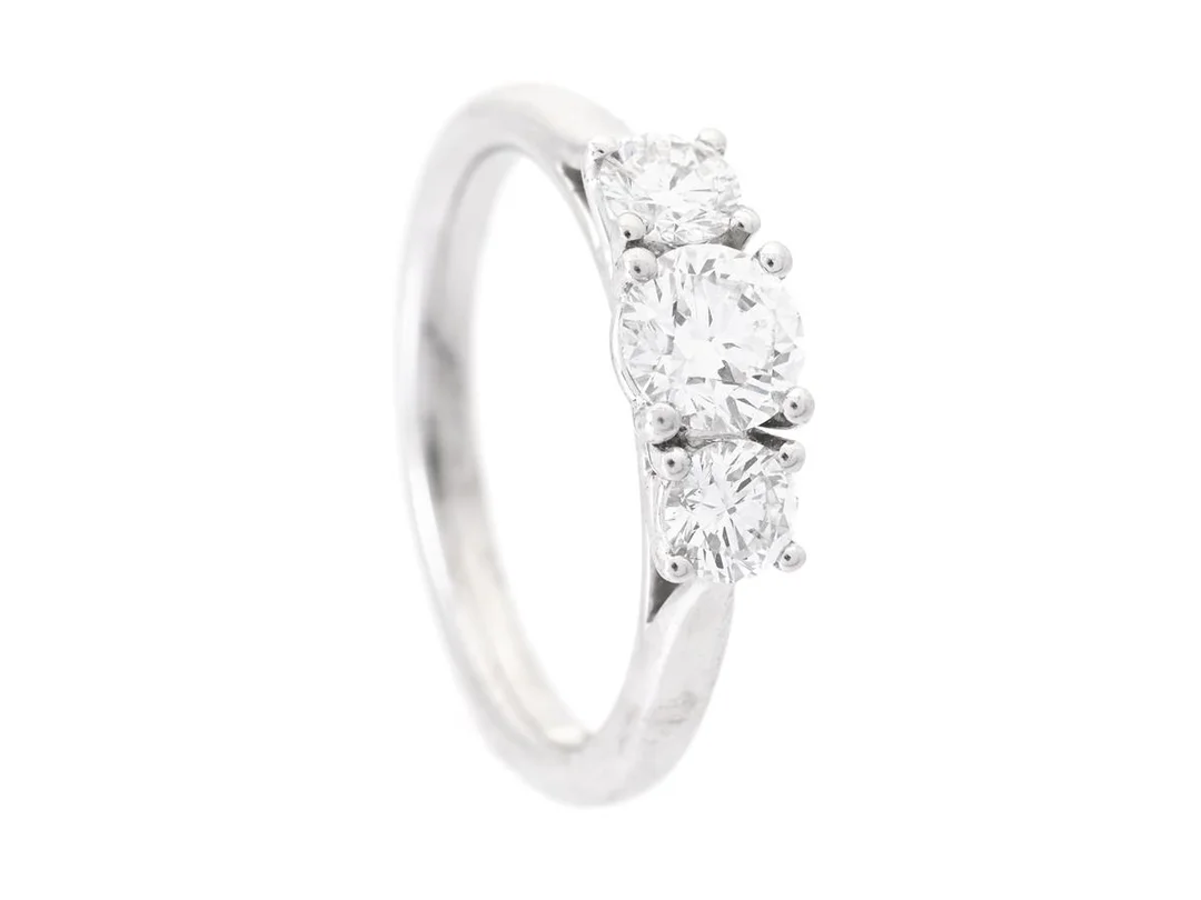 STRÖMDAHLS, trestensring, 18K vitguld, briljantslipade diamanter 1,08 ctv, TW/VS, stl 17,5 mm, vikt 5,1 g. — Smycken/Trestensring — Kaplans