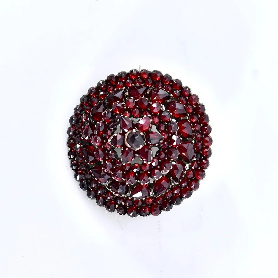 BROSCH, med granater, förgylld metall. — Brooches & Pendants — Halmstads Auktionskammare