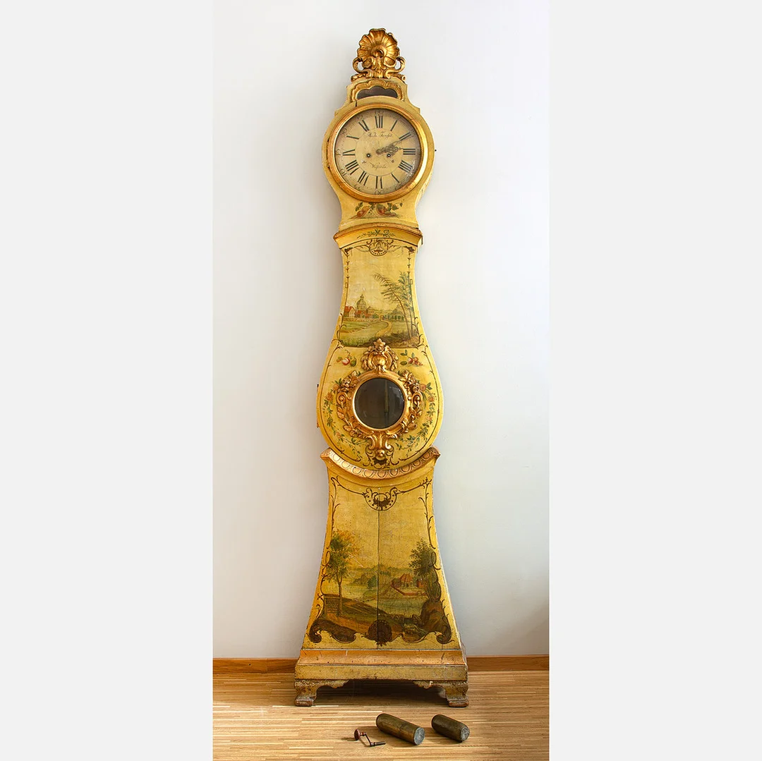 GOLVUR, rokoko, 1700-talets andra hälft, urtavlan märkt Mich Forsell Westerås, skuren, bemålad och delvis förgylld dekor. — Longcase clocks — Stockholms Auktionsverk Göteborg