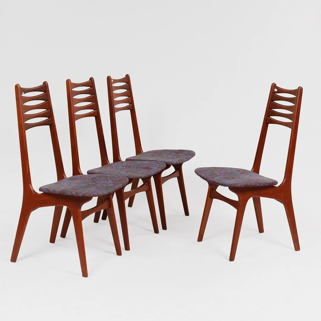 Sæt på fire højryggede stole af teak med sæder beklædt med møbelstof, dansk møbelproducent, Danmark, ca. 1960'erne, (4). — Armchairs & Chairs — Palsgaard Kunstauktioner