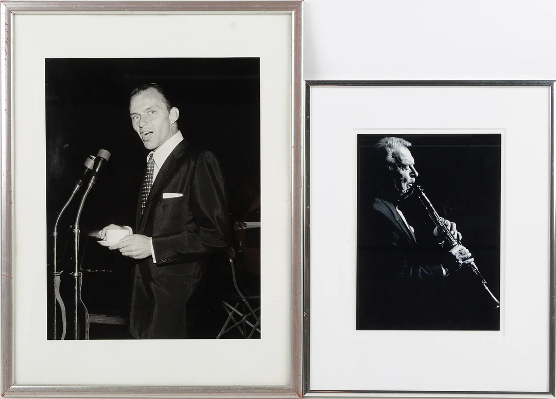 FOTOGRAFIER, 2 st, bl a Frank Sinatra i Malmö 1953 fotograferat av Jan Dahlander samt ett avbildat Putte Wickman. — Photography — Stockholms Auktionsverk Helsingborg