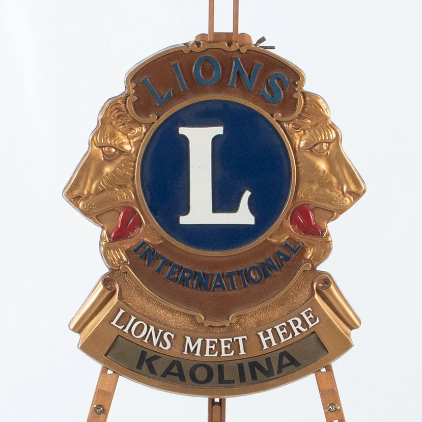 LIONS INTERNATIONAL, SKYLT, ”LIONS MEET HERE – KAOLINA. — Miscellaneous — Laholms Auktionskammare