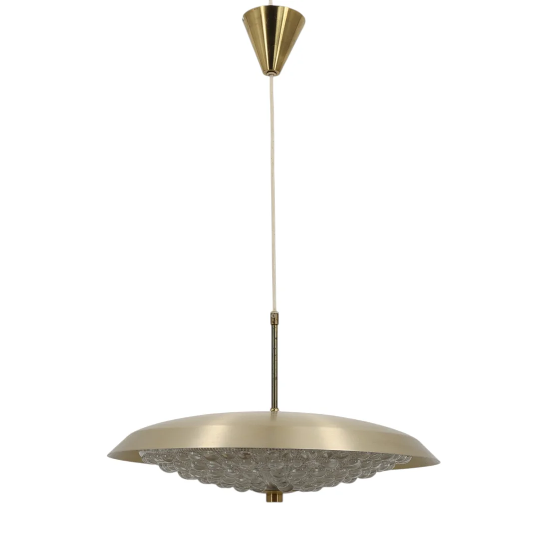 CARL FAGERLUND. Taklampa, överdel av mässing, gjuten kupa av klarglas med mönster i relief, Orrefors, 1900-talets senare hälft. — Ceiling lights — Höganäs Auktionsverk