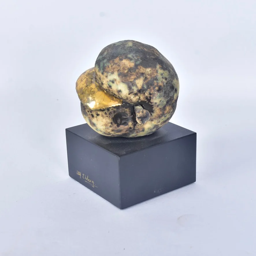 ALF EKBERG. Skulptur, äpple, delvis förgylld keramik, signerad Alf Ekberg. — Sculptures & Bronzes — Halmstads Auktionskammare