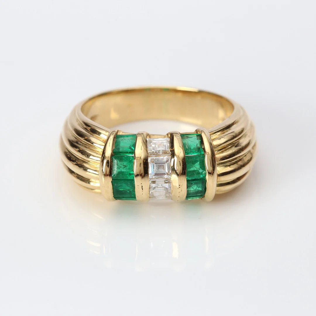 GULDRING 18K med smaragder, diamanter. — Rings — Skånes Auktionsverk