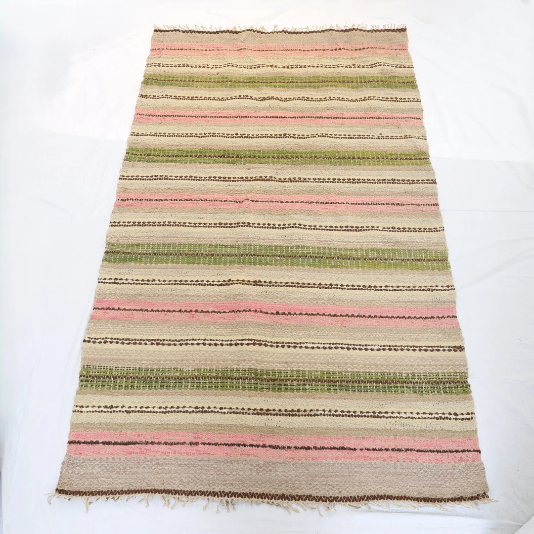 VÄVD MATTA, trasteknik, knutna fransar. — Carpets — Falun Auktionsbyrå
