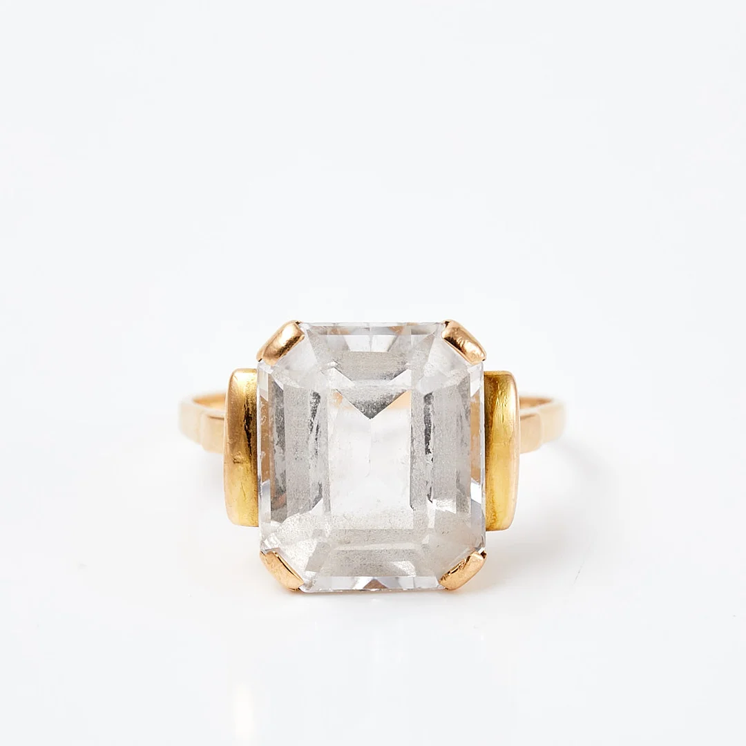 Ring, 18 k guld, 1 smaragdslipad syntetisk vit spinell, Blomqvist E G, Älmhult, 1900-talets mitt, otydlig årsstämpel. — Rings — Stockholms Auktionsverk Sickla