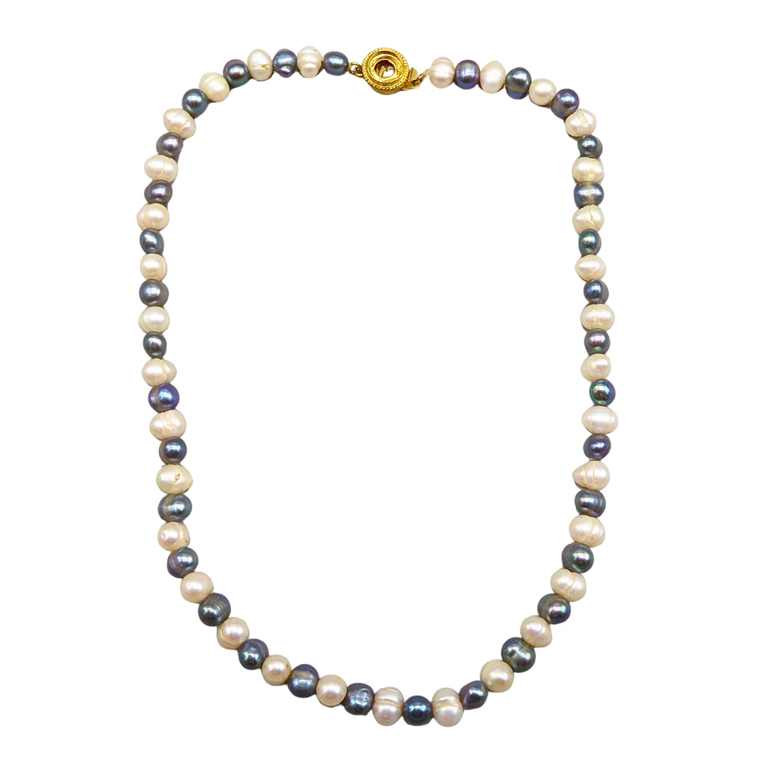 PERLENKETTE AUS HELLEN UND DUNKLEN BAROCKEN SÜSSWASSERPERLEN. — Necklace — Auktionshaus Stuber's Hammerschlag