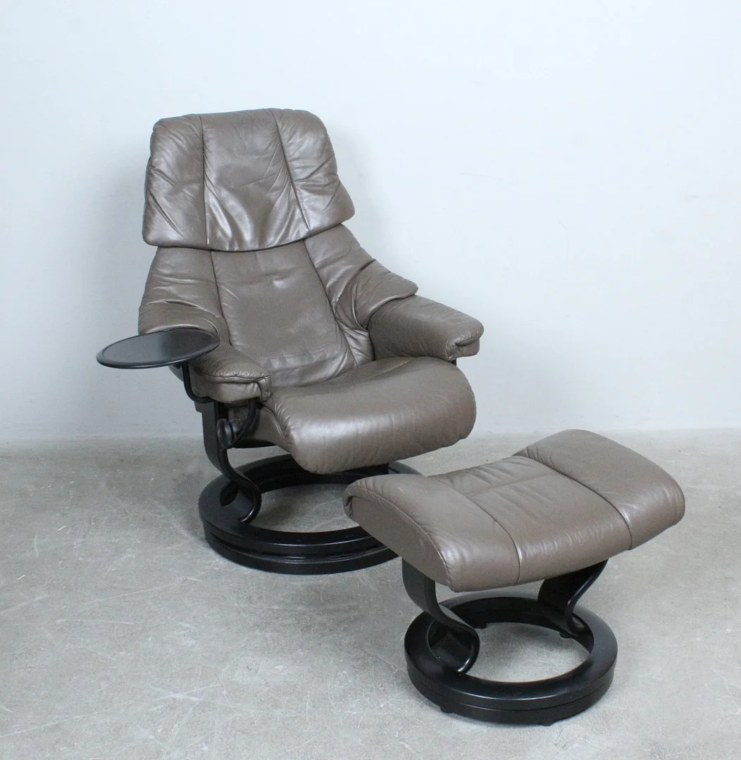 STRESSLESS / EKORNES. Loungesessel mit Ottomane aus Leder und Tisch, mit verstellbarer Sitz- und Drehfunktion, Norwegen. — Armchairs & Chairs — Stockholms Auktionsverk Düsseldorf/Neuss