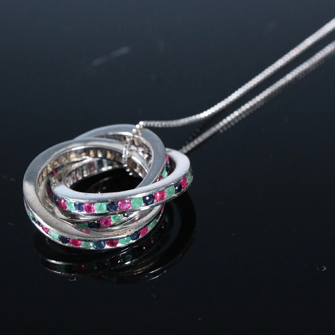 Kette mit 3 Anhängern, besetzt mit Rubin, Smaragd und Saphir, 925er Silber. — Necklace — Stockholms Auktionsverk Düsseldorf/Neuss