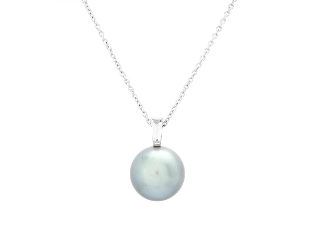 HÄNGE MED KEDJA, 18K vitguld, Tahitipärla ca 9 mm, trapetsslipad diamant 0,08 ct, ca TW/VS, längd 41 cm, vikt 2,8g. — Smycken/Hänge med kedja — Kaplans