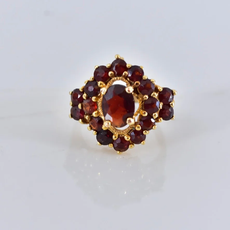 RING, med granater, förgyllt silver. — Rings — Halmstads Auktionskammare