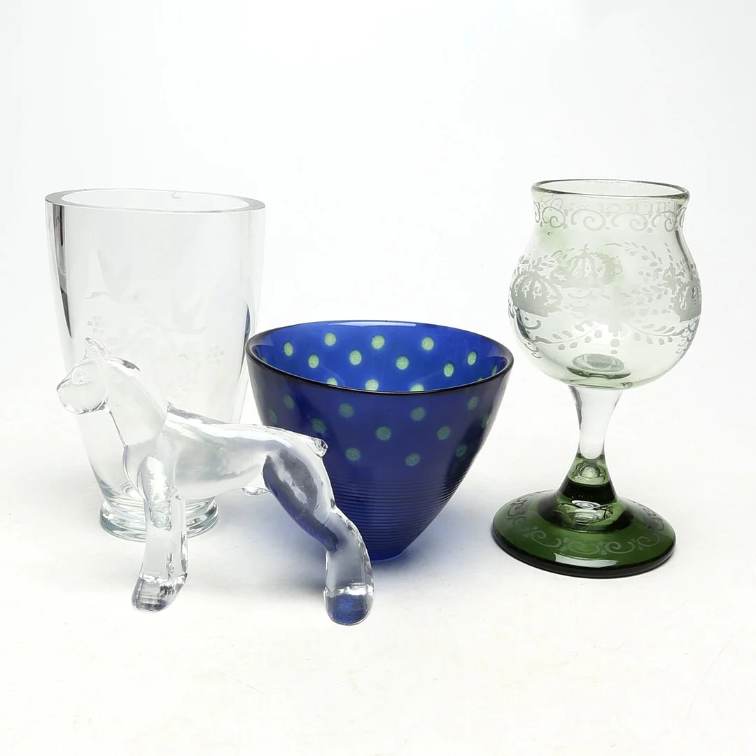 GLASFÖREMÅL, 4 st, glas. — Art glass — Kalmar Auktionsverk