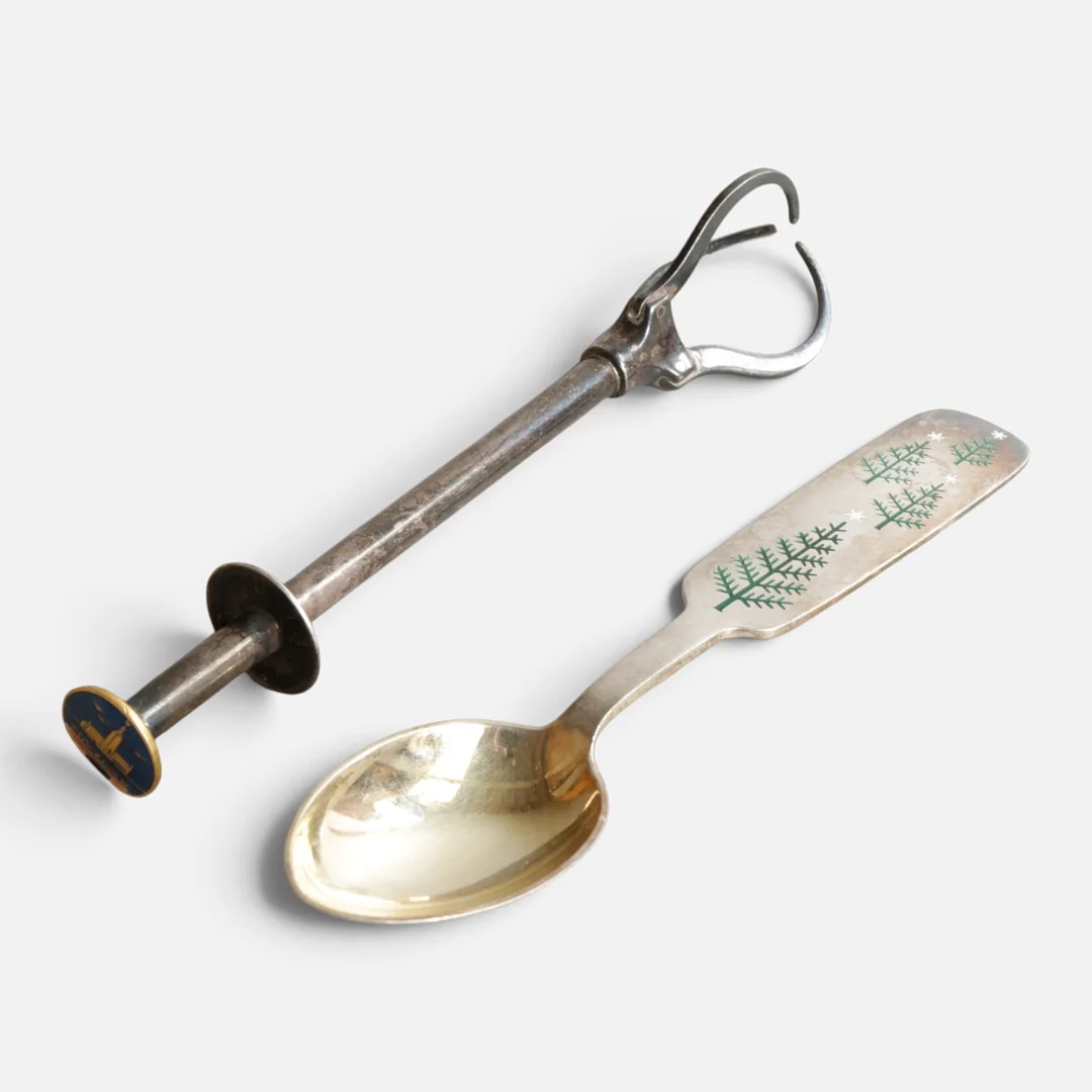 ANTON MICHELSEN M.FL. Juleske af sterlingsølv, årgang 1950, udført hos Anton Michelsen samt tagtang af sølvplet med dekoreret top med påskriften 'Stockholm' (2). — Silver — Woxholt Auktionshus