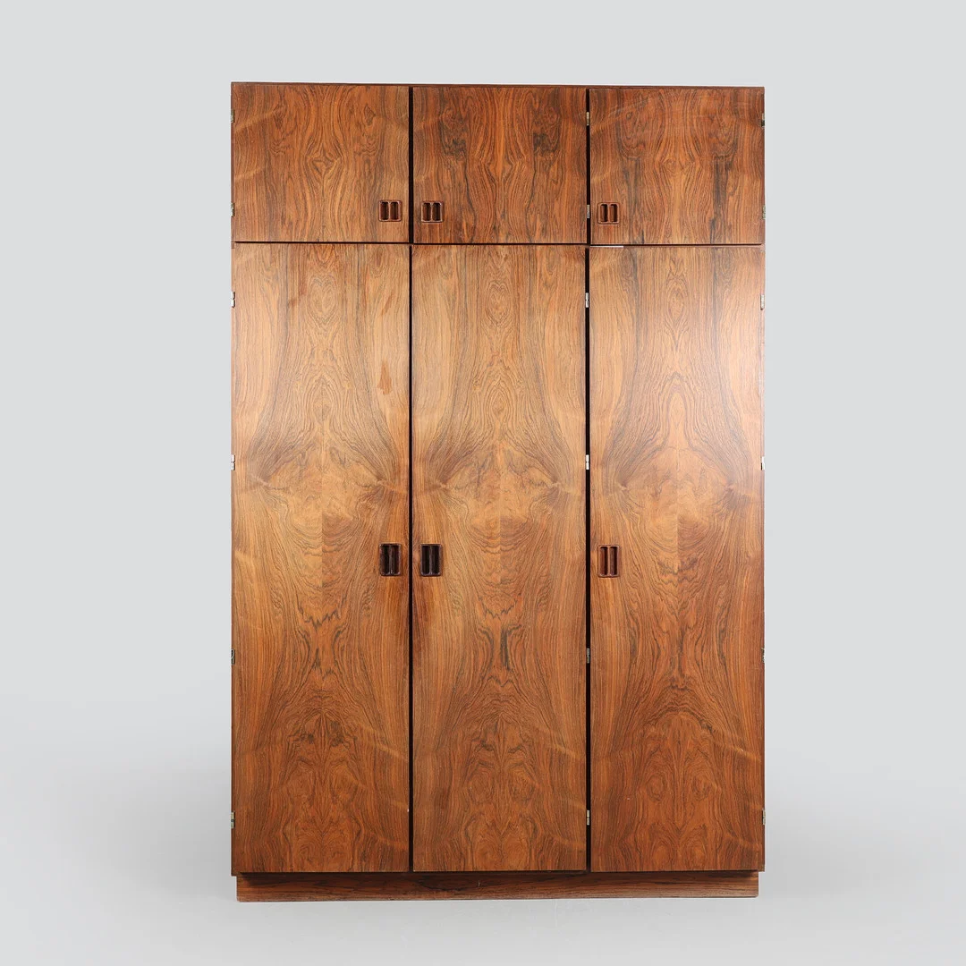 Klædeskab af palisander, 1960'erne. — Cupboards, Cabinets & Shelves — Bidstrup Auktioner