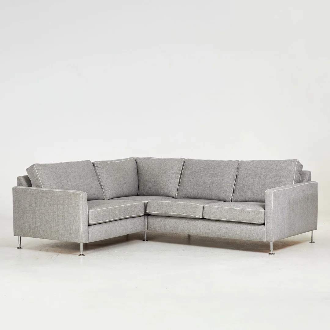 HÖRNSOFFA. Tre löstagbara sektioner, löstagbar klädsel i textil, lösa plymåer, ben i kromat stål, samtida. — Sofas & Seatings — Stockholms Auktionsverk Sickla