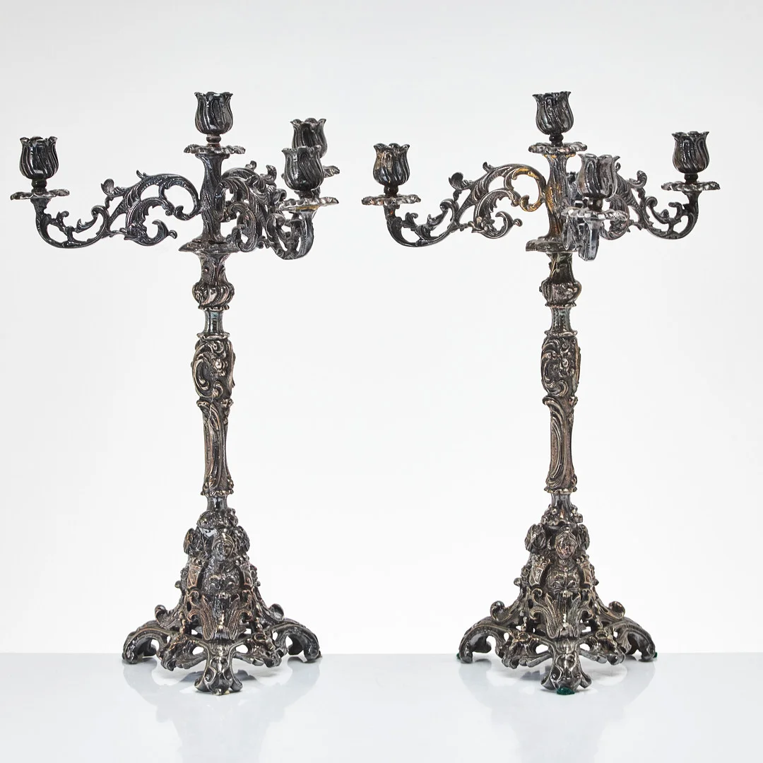 KANDELABRAR, 1 par, nysilver, rokokostil. För 4 ljus vardera. — Silver plated — Stockholms Auktionsverk Magasin 5